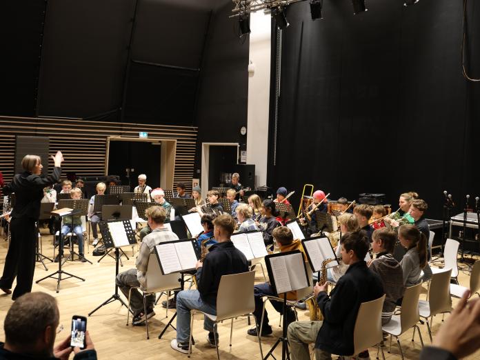 Orkestre, kor og band